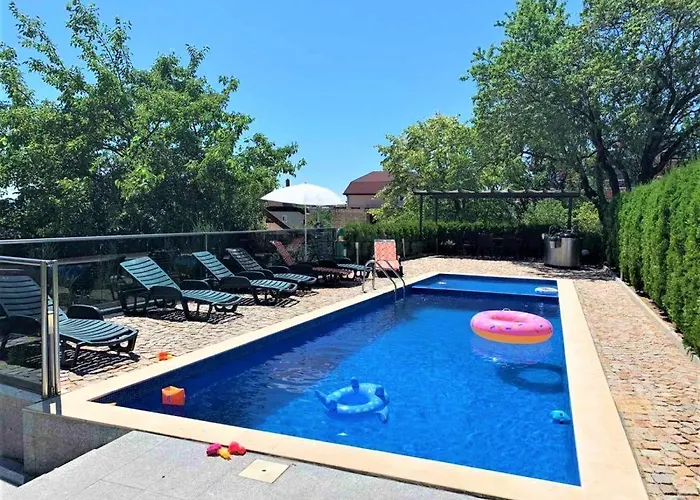 Seaview Flat With Pool & Parking 아파트 바르나