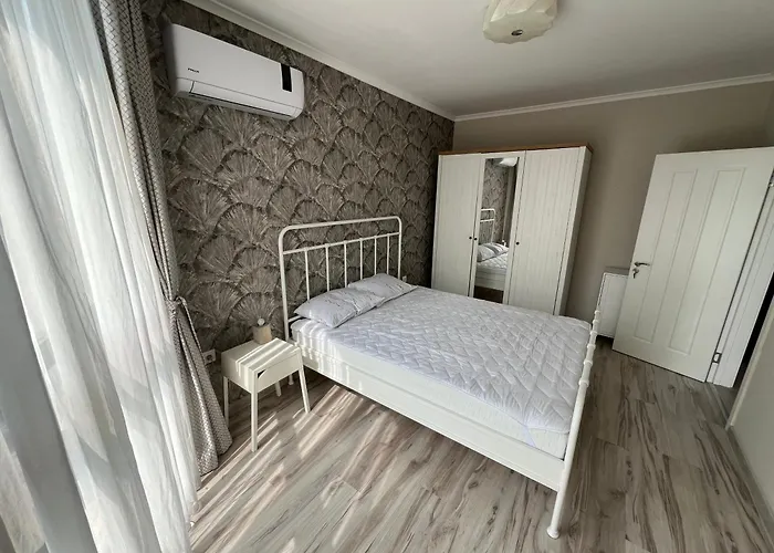 Seaview Flat With Pool & Parking 아파트 바르나