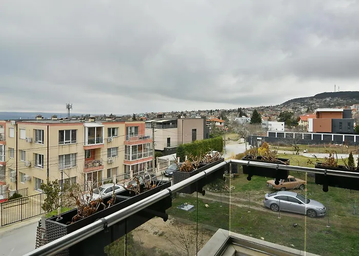 Seaview Flat With Pool & Parking 아파트