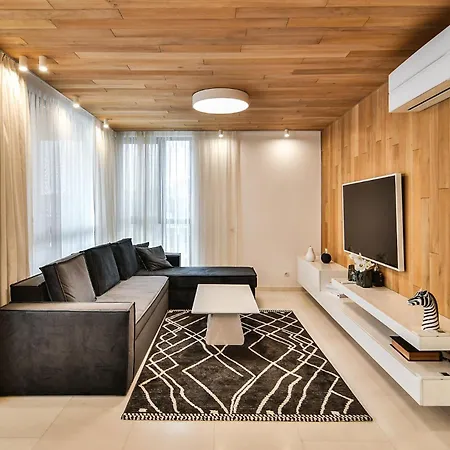 Seaview Flat With Pool & Street Parking *